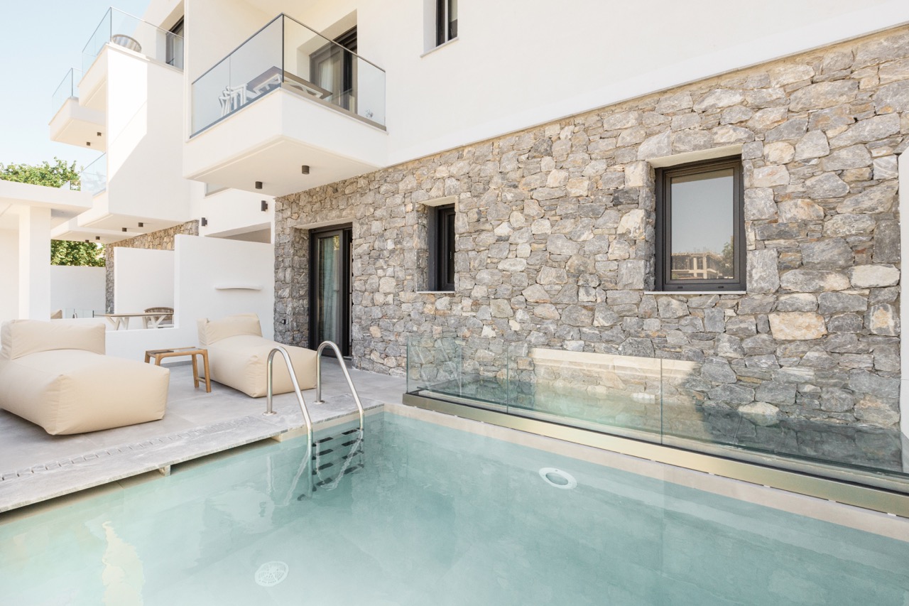 Junior Suite 7.1 with private heated pool