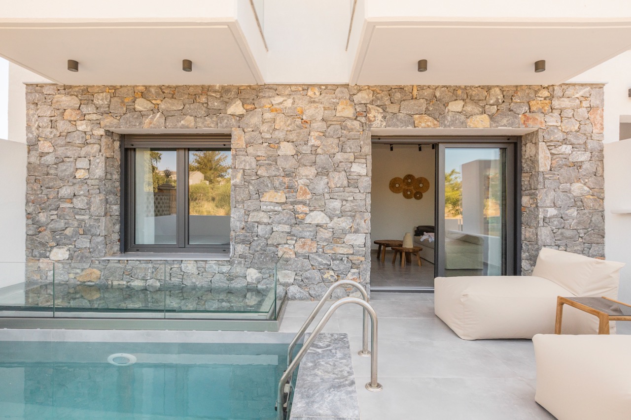 Junior Suite 8.1 with private heated pool